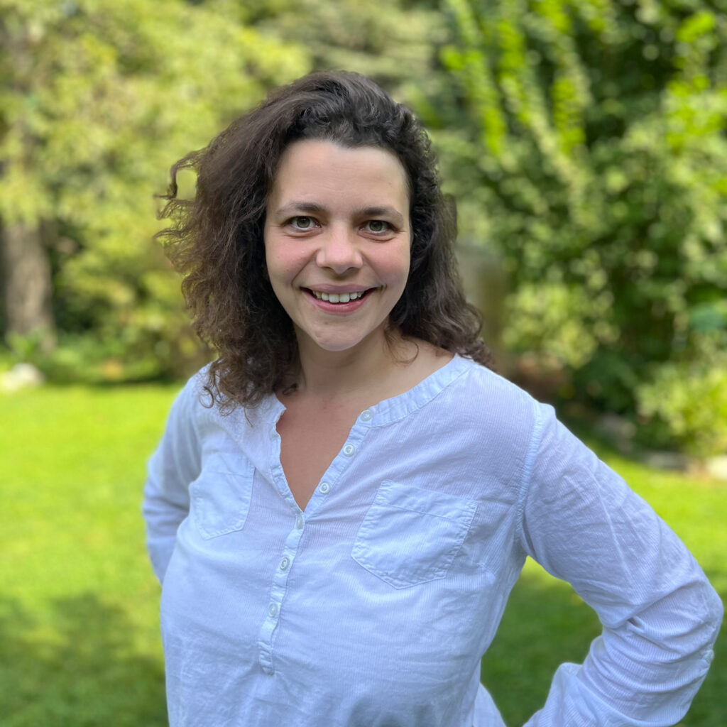 Portrait von Lisa Edelhäußer, Mitgründerin der Akademie für Selbstbestimmte Bildung